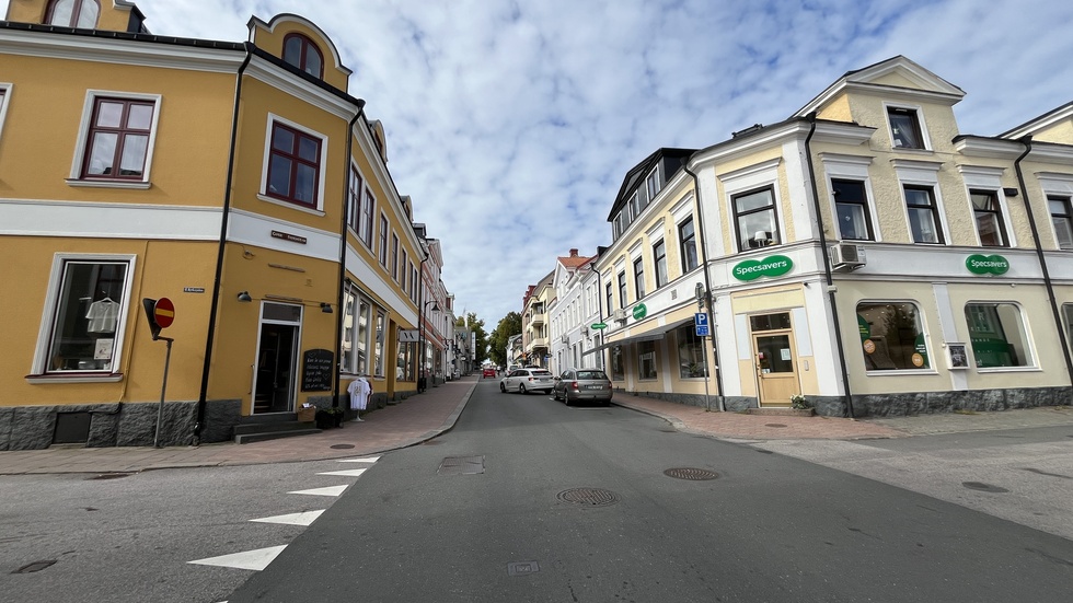 En trafikolycka ska ha inträffat på Storgatan i Västervik i fredags, men den vållande ska ha smitit från platsen. Bilden tagen vid annat tillfälle - fordonen på bilden har inget samband med olyckan.