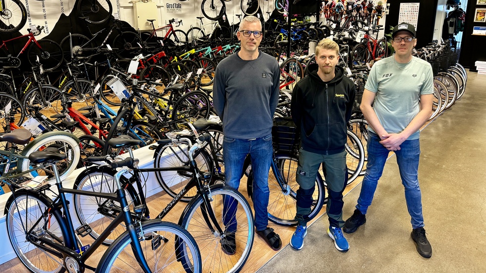 Bröderna Niclas J Rosenberg och Patric Larsson på Cykel och sport på Lövåsen. I mitten står Christopher Busby som är etableringsansvarig på Sportson.