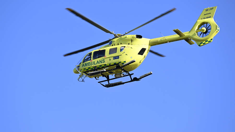 En av de två brännskadade männen fick föras till sjukhus med ambulanshelikopter. Arkivbild.