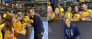 Här skriver landslagsstjärnorna autografer till fansen