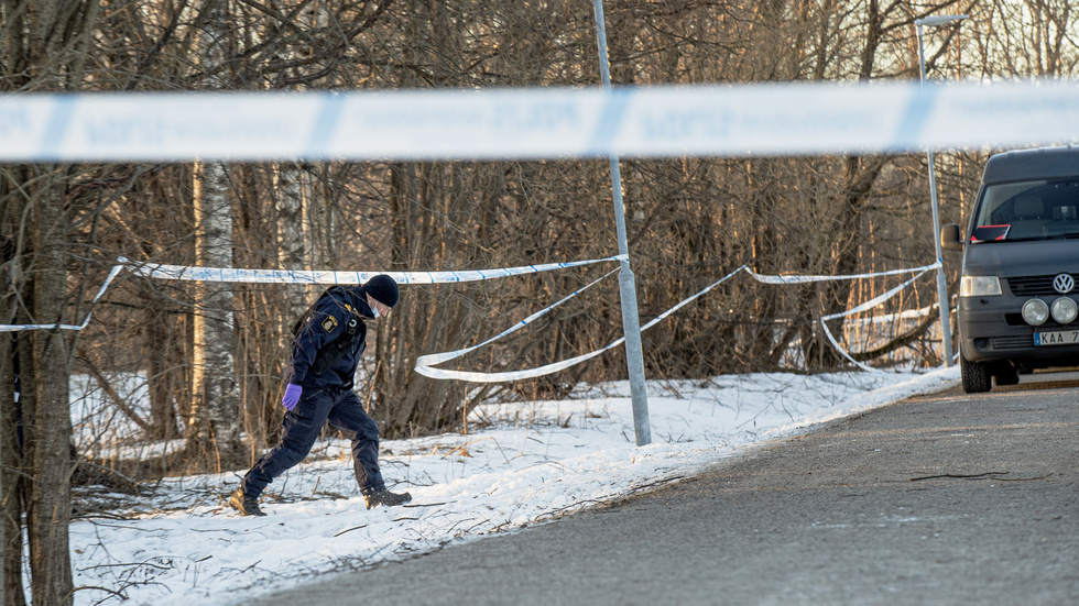En stor polisinsats pågår på Backen på lördagsförmiddagen.