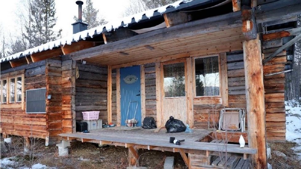 En man i 30-årsåldern döms för grovt hemfridsbrott och stöld efter att han under 11 veckors tid härjat vid Karatssjön i Jokkmokks kommun. Mannen stal bland annat byggmaterial för att bygga sig ett hem i vildmarken.