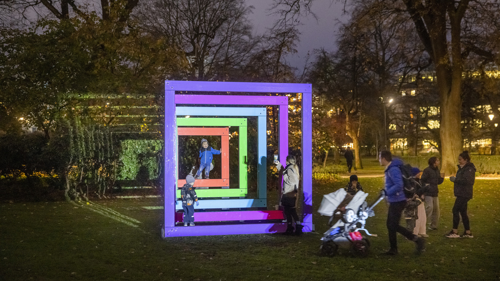I Stadsträdgården föreslår kommunstyrelsen att man ska få dricka alkohol, runt om den lekpark där barn brukar vistas. Barnombudet Lisa Skiöld vill att kommunstyrelsen tänker om." På bild konstverk av Svante Pettersson i Stadsträdgården.