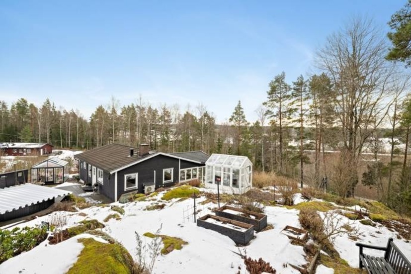 Mäklaren beskriver fastigheten som en rofylld tillflyktsort.