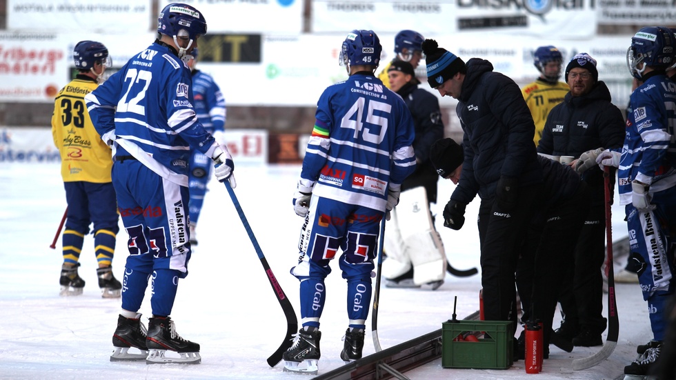 IFK Motala har tagit tidig timeout efter en olycklig start mot Skirö. Spelare och ledare i IFK hittade till slut inget motmedel och förlorade med 5-6. Ingen lätt uppgift, konstaterar Jens Bollius om förlusten.