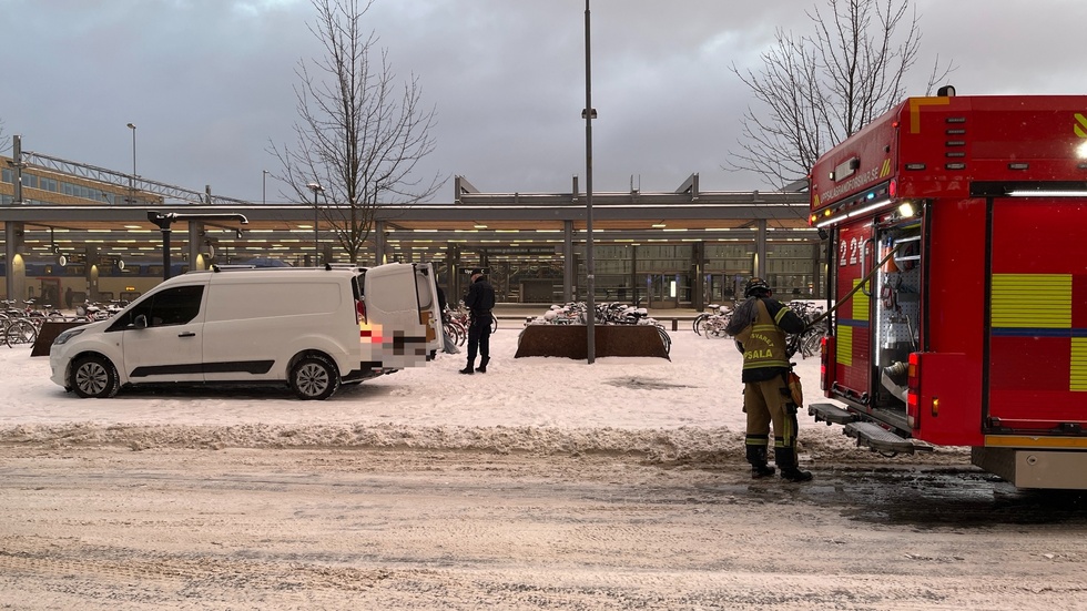 En bil började brinna på Stationsgatan i Uppsala.