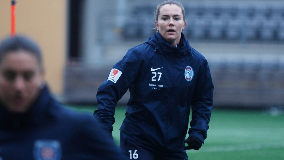 Hon gjorde mål för sitt Nya Zeeland i OS-debuten 2020. Nu är Gabrielle Rennie på plats i Eskilstuna men debuten för sin nya klubb får vänta.