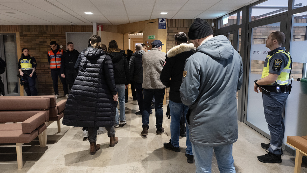 Många kom till mordbrandsrättegångens första dag och det blev fullt på åskådarplats.