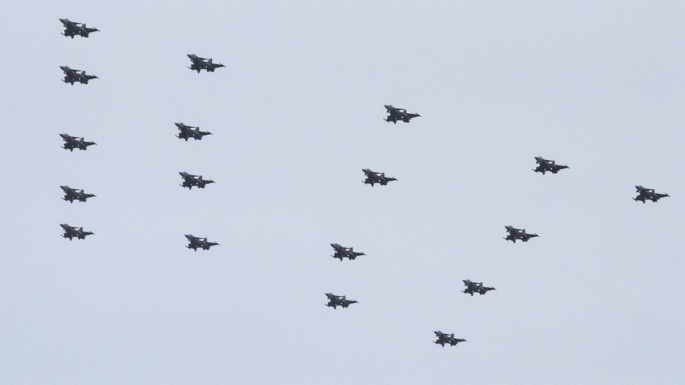 18 stycken JAS 39 Gripen i julgransformation passerar över Malmö den 16 december 2019.