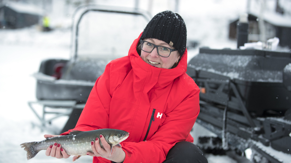 Jenny Andersson Eman visar upp den här rödingen som hon fick under en fiskepremiär för några år sedan.