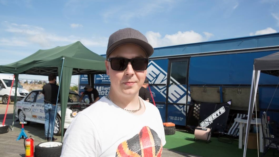 TILLBAKA SNART. Rallycrossföraren Linus Westman fick följa tävlingarna i Kalix från sidan.