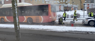 Bil i krock med buss på Storgatan