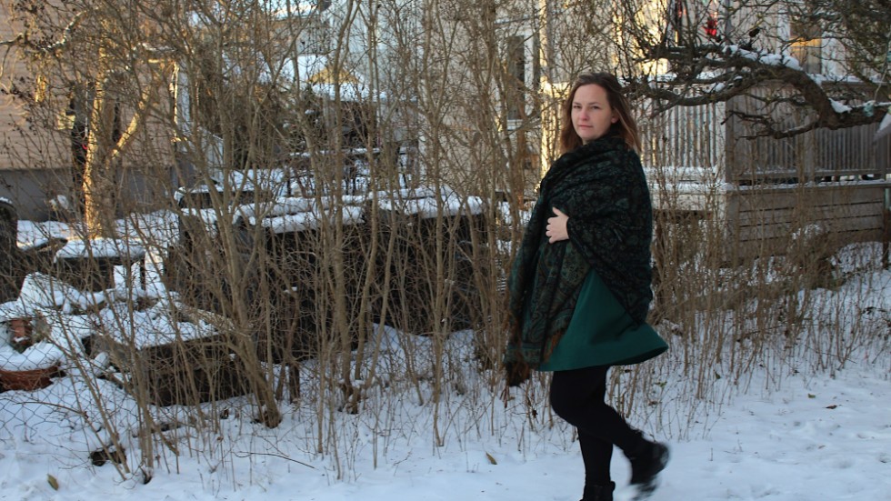 Skolan har inte implementerat den forskning som finns kring vad barn med neuropsykiatriska diagnoser behöver, enligt Jessica Hellström. Hon pekar bland annat på att elever förväntas ta större ansvar för sin egen utbildning, vilket är extra svårt för barn med neuropsykiatriska funktionsnedsättningar.