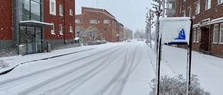 Snön tvingar kommunen att skjuta fram asfaltsjobb: "Vi ser att det är kört"