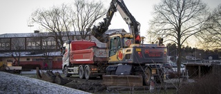 Här pågår arbetet med att laga läckan i Söderköping