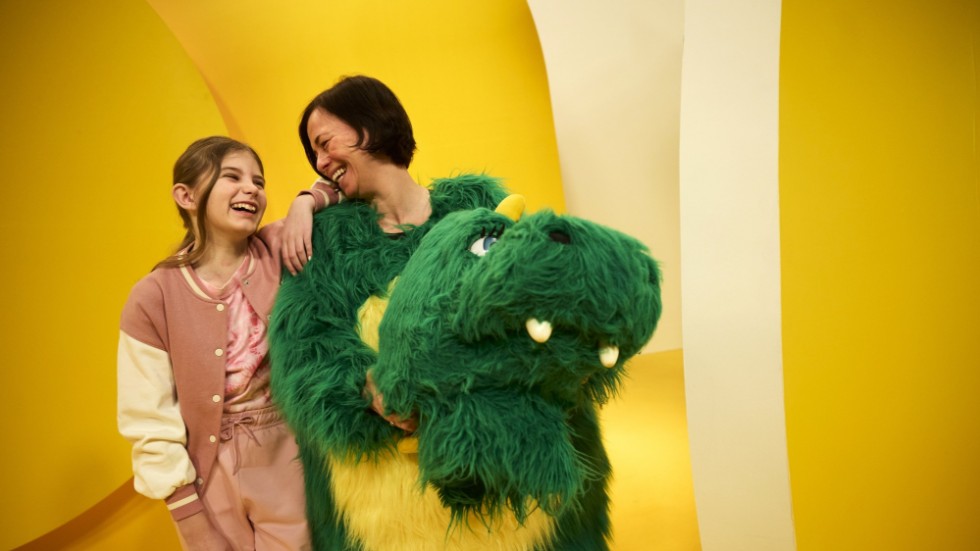 Harriet Lindgren och Cecilia Olin spelar in "Drakens dansskola" i en studio hos SVT.