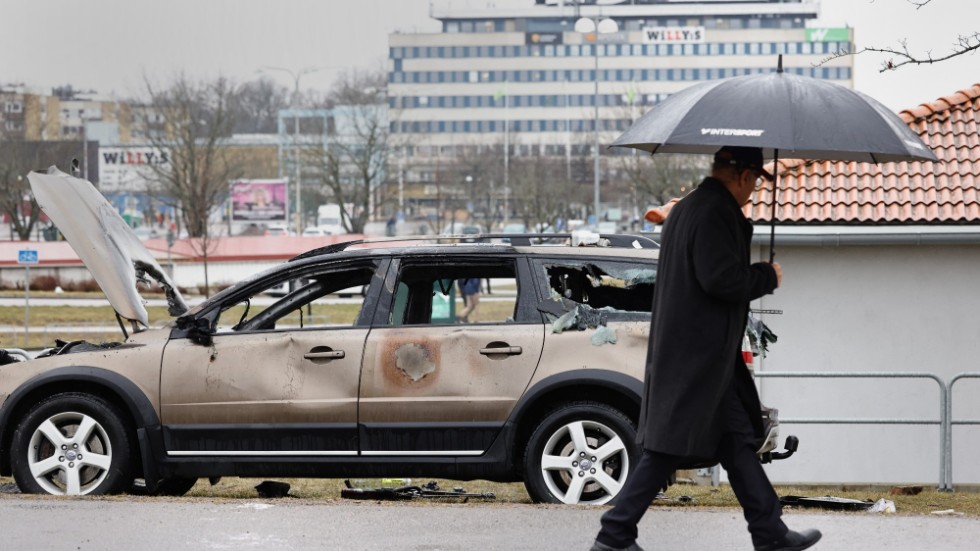En utbränd civil polisbil efter upploppet i Skäggetorp i Linköping den 14 april förra året. Arkivbild.