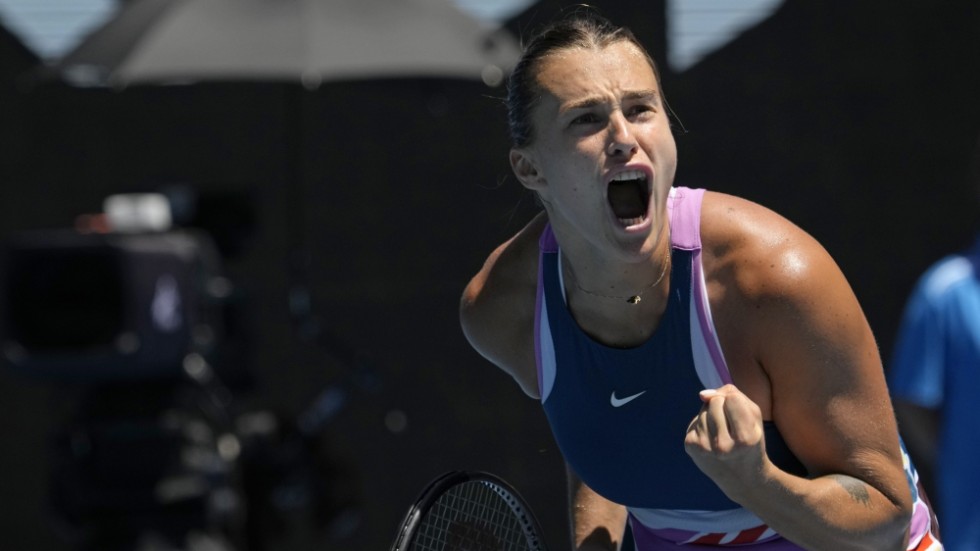 Aryna Sabalenka firar efter att ha besegrat Belinda Bencic i fjärde omgången.