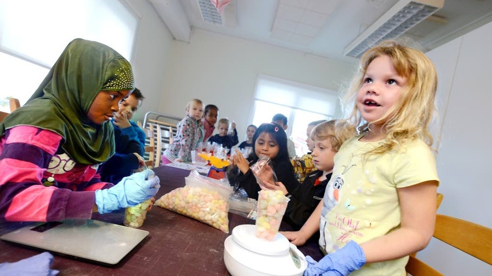 Full fart i godisfabriken på Björnens förskola. Angelica Landin, 6 år, och de andra förskolebarnen ser fram emot att få ge julklappar åt de asylsökande flyktingbarnen på ortens asylboende.