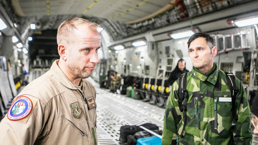 Peder Söderström och Jörgen Nilsson från Försvarsmakten var med på planet.