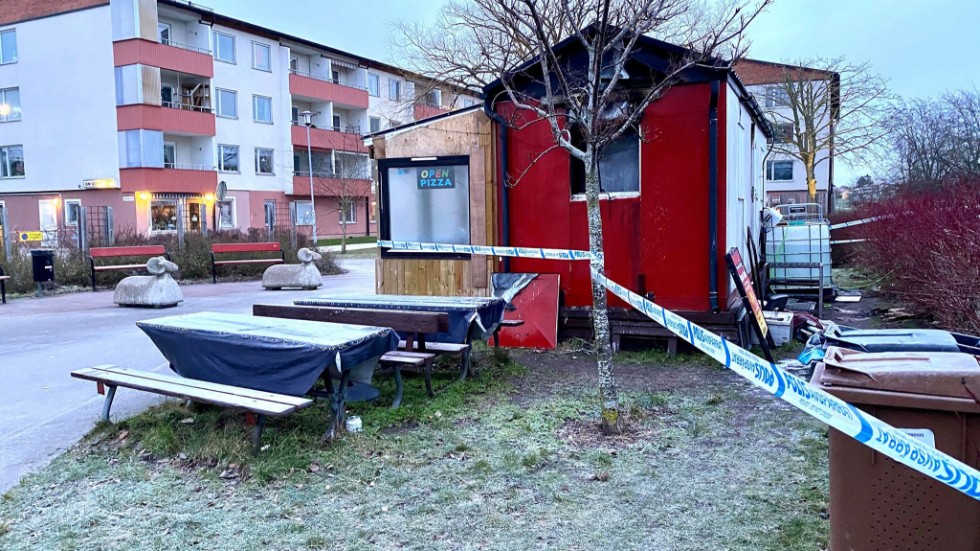 Gatuköket, som står intill mataffären, blev helt utbränt. 