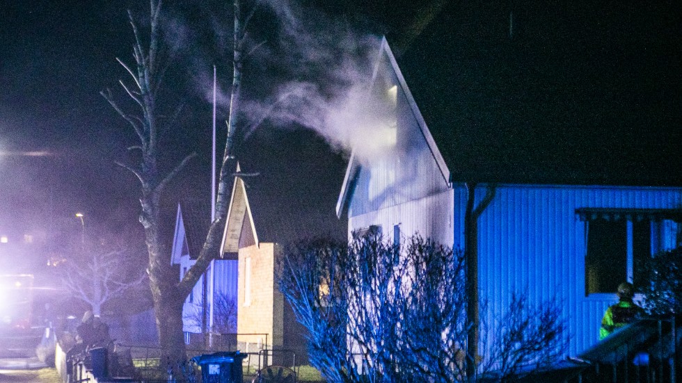 Rök vällde ut från huset och en stickande lukt låg över området.