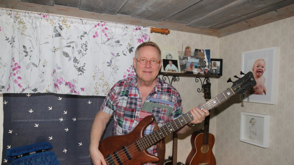 Micke Ahlgren visar basen som han brukar spela på när han är hemma. Han har varit basist sedan tonåren.