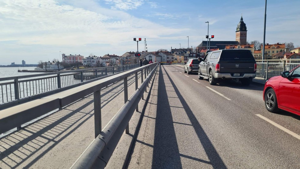 Långa köer bildades på båda sidor om Tosteröbron vid den planerade testöppningen på tisdagsförmiddagen. 