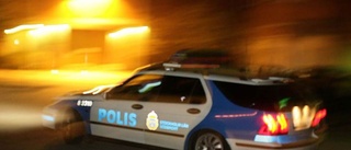 Våldsamt upplopp - polis attackerad