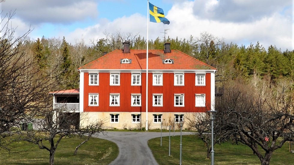 Gryts skärgårdspensionat är byggt  1929-30 med 14 rum och var äldreboende till mitten av 1990-talet.
