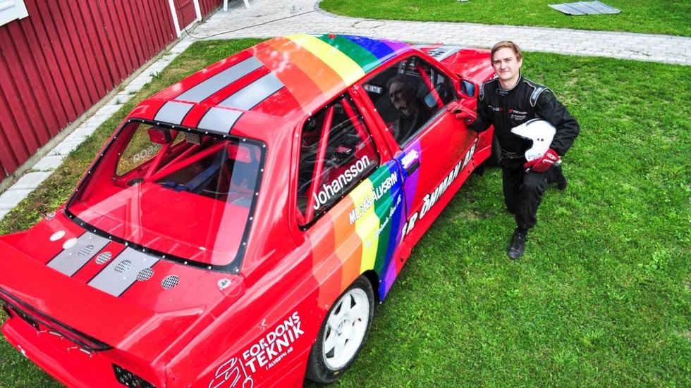 Hedrar vännerna. Viktor Johansson kör en bil i regnbågsflaggan för att stötta sina homosexuella vänner.