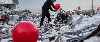 Röda ballonger för barnen som omkom i skalven