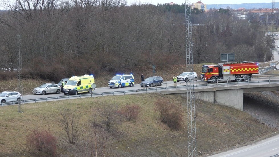 Blåljuspersonal på plats efter olyckan.