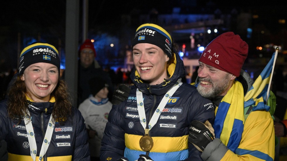 Linn Persson med sin silvermedalj, Hanna Öberg med sin guldmedalj, och Hannas pappa Tomas efter medaljceremonin i VM.