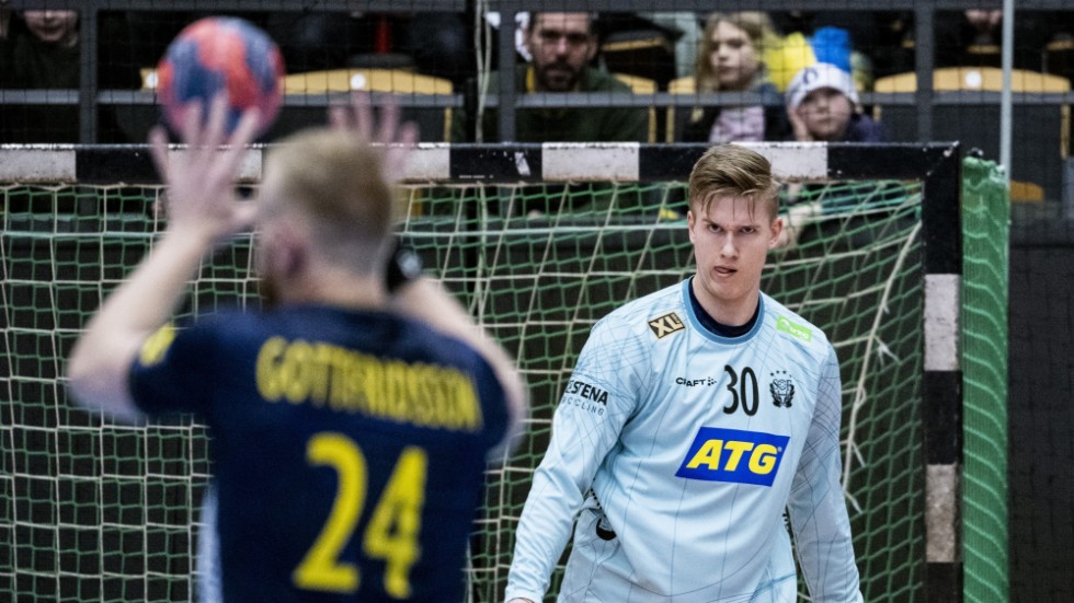 Tobias Thulin kan få stå i det svenska målet i VM-matchen mot Uruguay. Arkivbild.