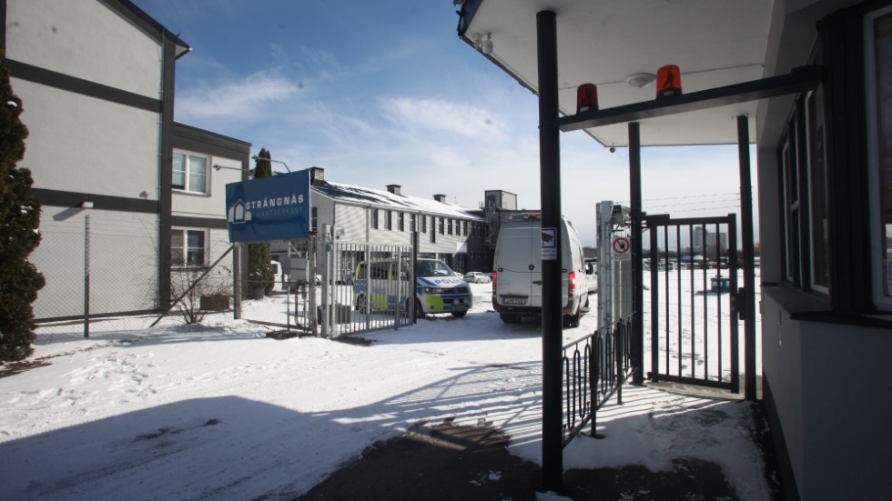 Bilder från när polisen spärrat av Strängnäs hantverksby tidigare i år.