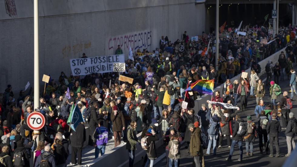 Klimataktivister från gruppen Extinction rebellion blockerar en väg i närheten av Haag.