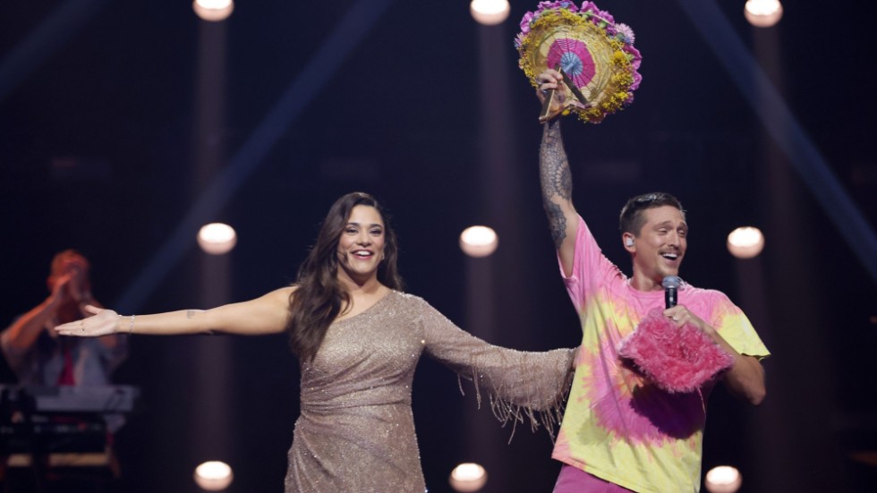 Programledaren Farah Abadi gratulerar Danny Saucedo i samband med att han blir invald i Melodifestivalens Hall of Fame.