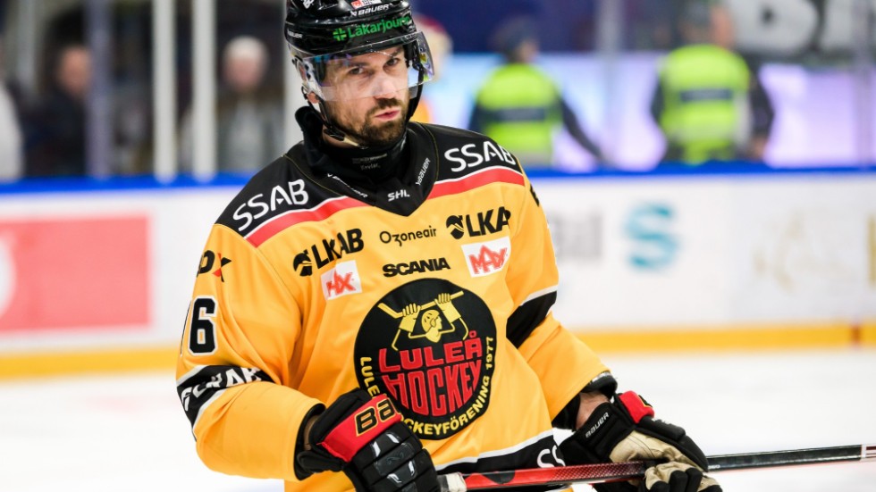 230307 Luleås Niklas Olausson deppar efter missad straff under ishockeymatchen i SHL mellan Färjestad och Luleå den 7 mars 2023 i Karlstad. 
Foto: Fredrik Karlsson / BILDBYRÅN / COP 185 / FK0218
