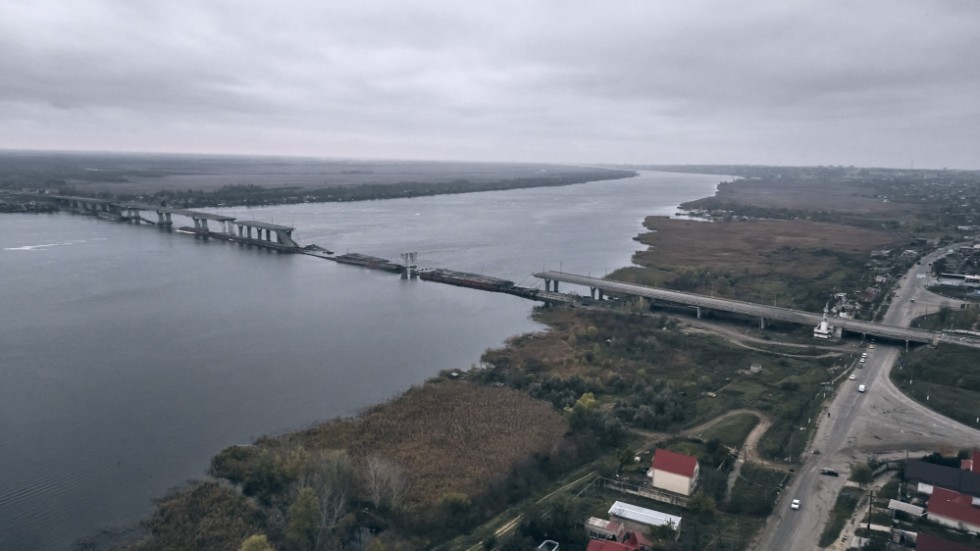 Den förstörda Antonovskyj-bron över floden Dnepr som splittrar familjer i staden Cherson från anhöriga på andra sidan. Arkivbild.