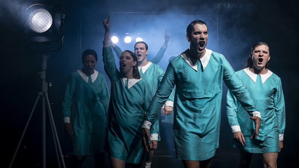 Karolina Mindell Kidanu, Ester Claesson, Filip Mrdjen Milosevic, Victor Iván och Isak Elwin i "Brinn" på Unga Klara.