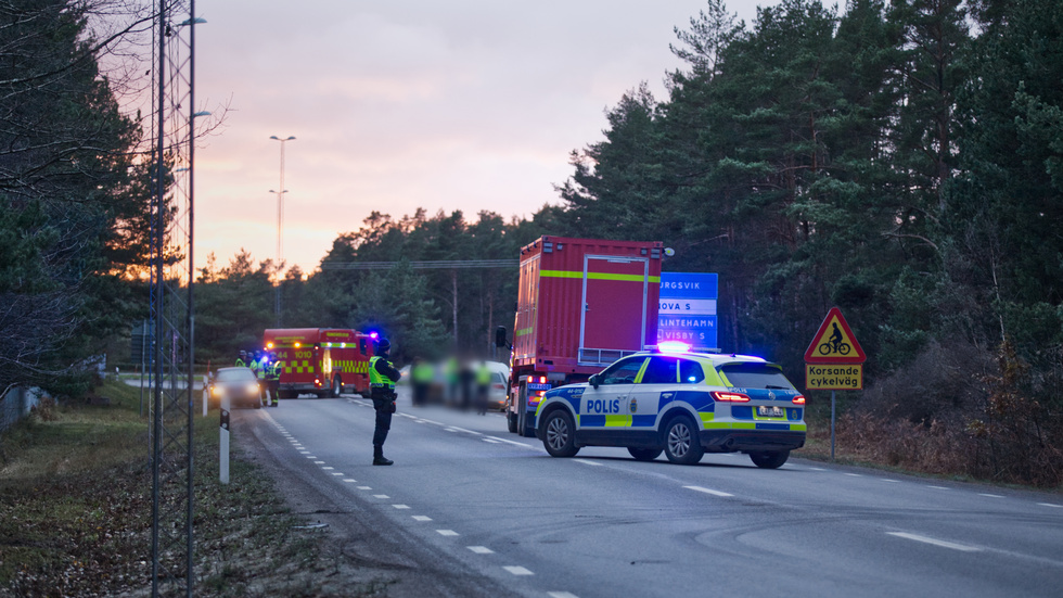 Två personer fördes till sjukhus efter olyckan.