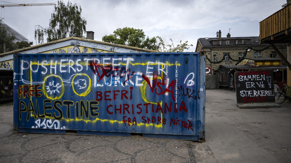 En nerklottrad container vid ingången till Pusher Street i fristaden Christiania i Köpenhamn i september 2023. Arkivbild.