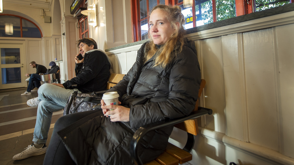 Svea Johansson, som ska till Norrköping, får ta en ersättningsbuss på fredagsmorgonen eftersom hennes tåg är inställt.