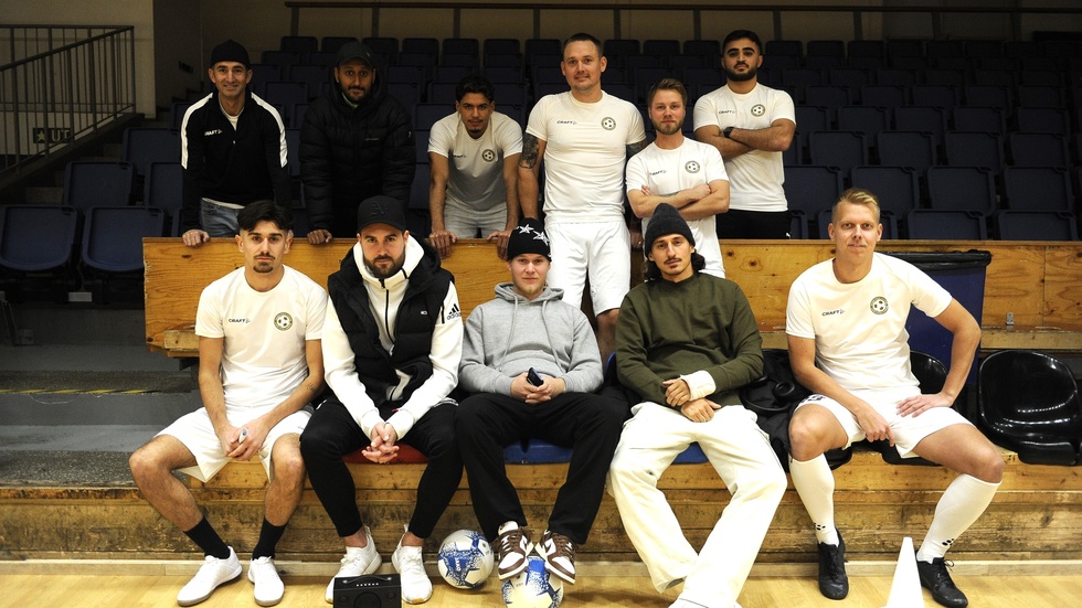 Delar av nystartade Alegria Futsal Club Nyköpings truppuppsättning. Bakre raden från vänster: Daryoush Delfi, Samir Shawish, Mohamed Nakouri, Niklas Sköld, Simon Lindqvist och Botan Sendi. Sittande från vänster: Edvin Lelic Ahmetovic, Johan Urborn, Hugo Widner, Enis Ahmetovic och Timmy Österling. Innan seriestart 10 november spelar laget en turnering i Jönköping.