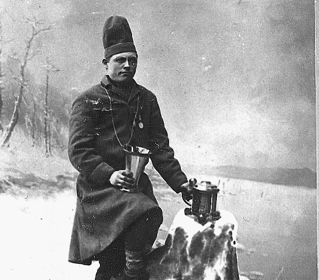 Lars Olofsson från Tallnäs, Arvidsjaur, hamnade i fattiga omständigheter och hade hos landshövdingen sökt tillstånd att avyttra en i en skidtävling tilldelad dryckeskannan i silver genom lotteri, men fick avslag. Olofsson avled i mars 1942.