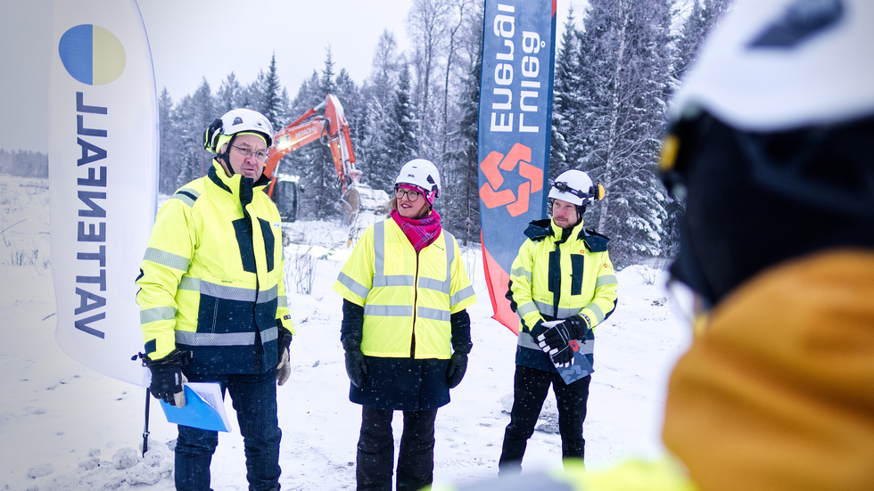Den gröna nyindustrialiseringen fortsätter att göra avtryck i skog och mark i norr. I onsdags var första spadtaget för den nya elledningen till Luleå Industripark. Mats Engstedt, Vattenfall, kommunalrådet Carina Sammeli och Daniel Agrér, Luleå Energi, fanns på plats. 