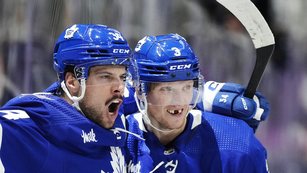 John Klingberg, till höger, jublar tillsammans med Auston Matthews tidigare i höst. Nu är säsongen redan slut för Klingberg som tvingas till operation.