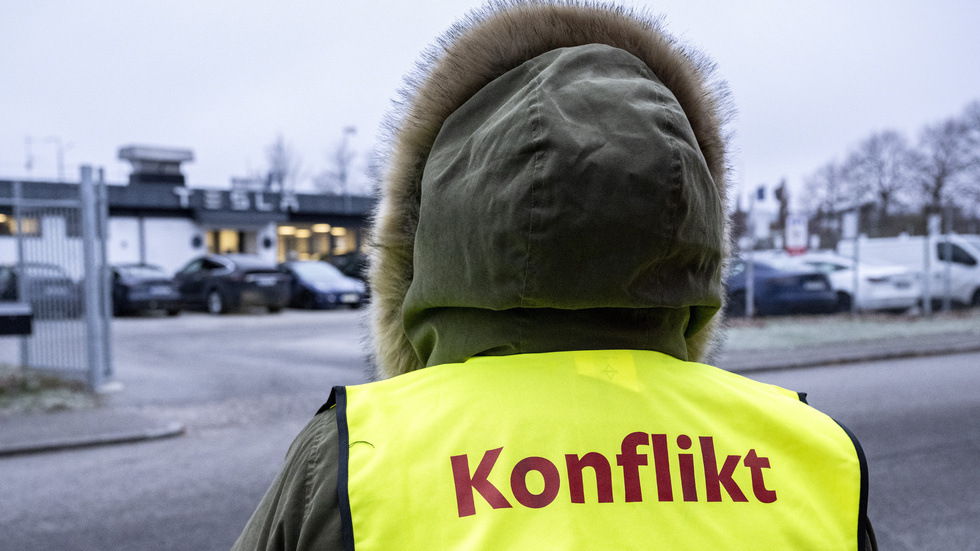 Här en strejkvakt utanför en Tesla-anläggning i Malmö.