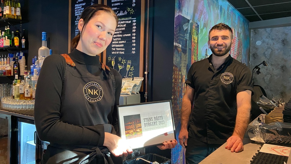 NK bar och kök är vinnare i Katrineholms-Kurirens omröstning om Katrineholms godaste hamburgare. Emmi Gosbeck, servitris på NK, och Khaled Omar, kock, tog emot diplomet.